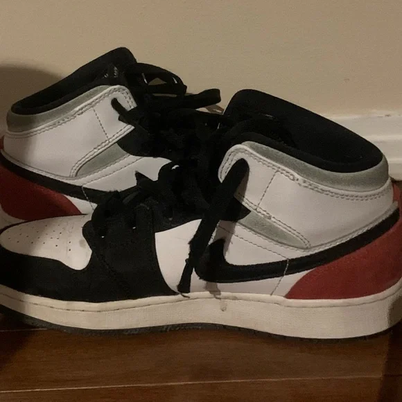Jordan 1s mid - Picture 3 of 3